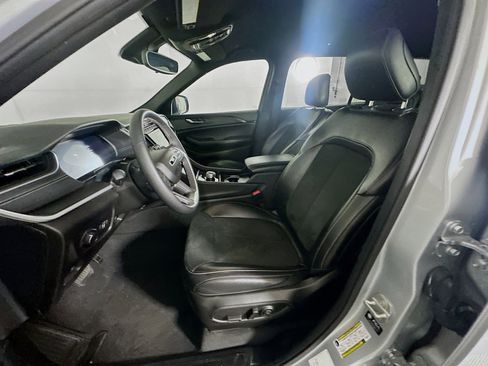 Used 2024 Jeep Grand Cherokee L Laredo image 13