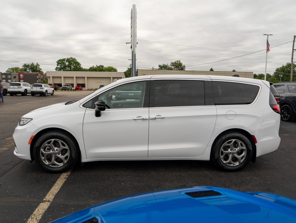 Used 2024 Chrysler Pacifica Limited w/ Trailer Tow Group FWD image 4
