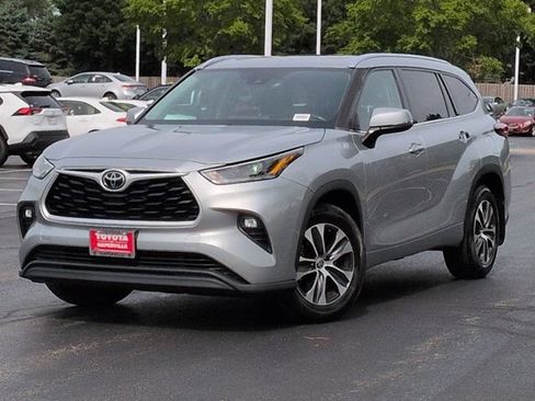 Used 2021 Toyota Highlander XLE AWD/4WD image 2