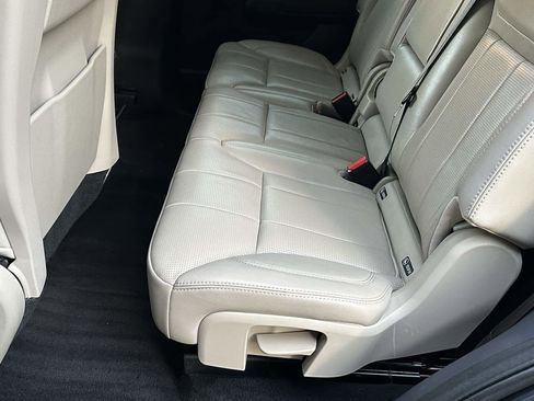 Used 2018 Land Rover Discovery SE image 20