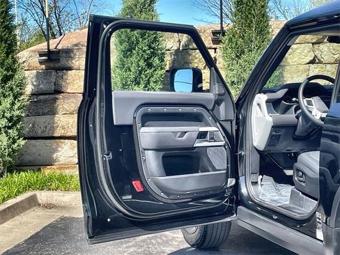 Certified 2023 Land Rover Defender 90 SE image 17