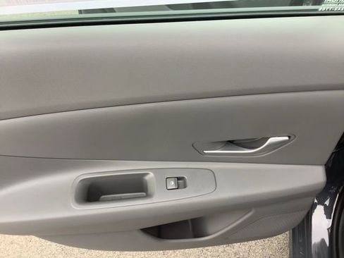 Used 2025 Hyundai Elantra SE image 18