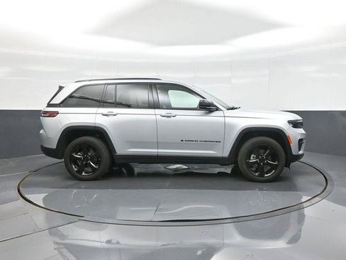 Used 2024 Jeep Grand Cherokee Altitude AWD/4WD image 8