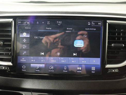 Used 2025 Chrysler Pacifica Select image 42