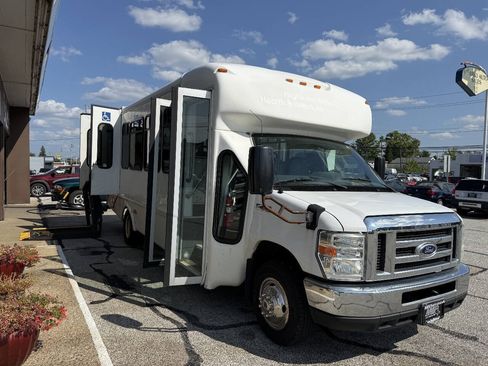 Used 2016 Ford E-450 and Econoline 450 Super Duty w/ Shuttle Bus Prep Package RWD image 3