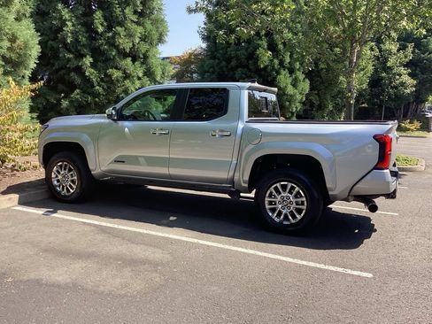 Used 2024 Toyota Tacoma Limited w/ Limited Package (LT) AWD/4WD image 10