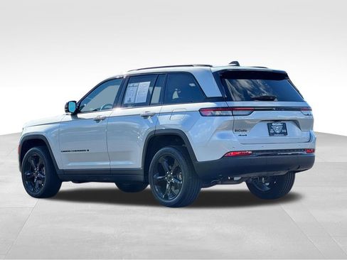 Used 2024 Jeep Grand Cherokee Altitude AWD/4WD image 5