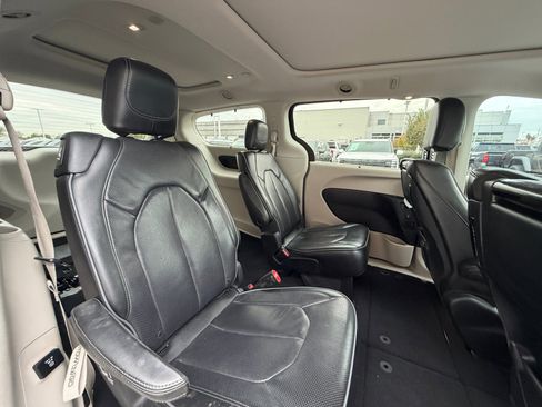 Used 2017 Chrysler Pacifica Limited w/ UConnect Theater Package image 18
