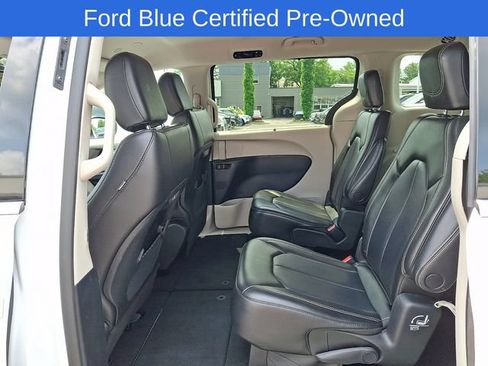 Used 2023 Chrysler Pacifica Touring-L FWD image 11