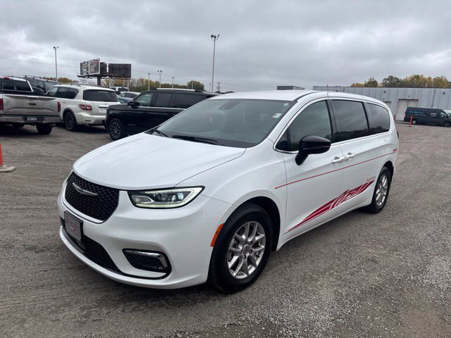 Used 2025 Chrysler Pacifica Select FWD image 3