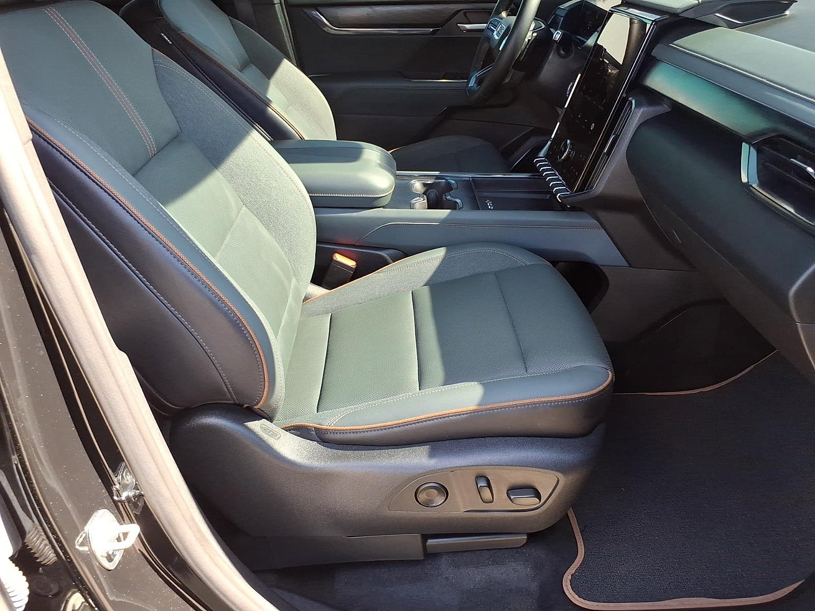 Used 2024 GMC Acadia AT4 AWD/4WD image 7