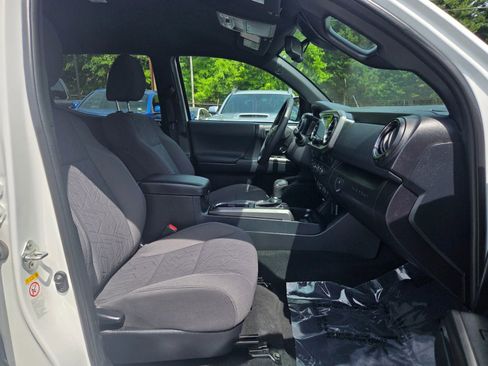 Used 2018 Toyota Tacoma TRD Sport w/ Technology Package AWD/4WD image 14