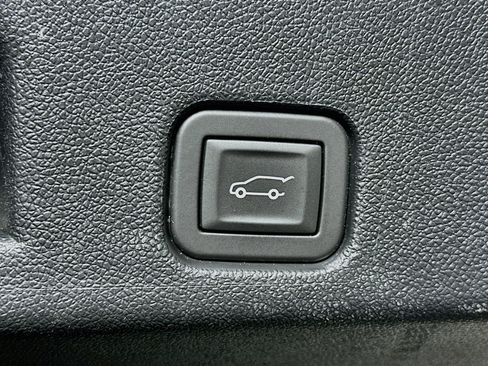 Used 2025 Chevrolet Traverse LT FWD image 30