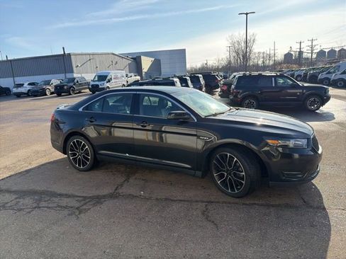 Used 2018 Ford Taurus SHO image 5