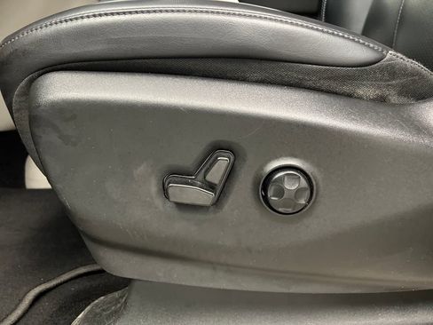 Used 2023 Chrysler Pacifica Touring-L FWD image 13