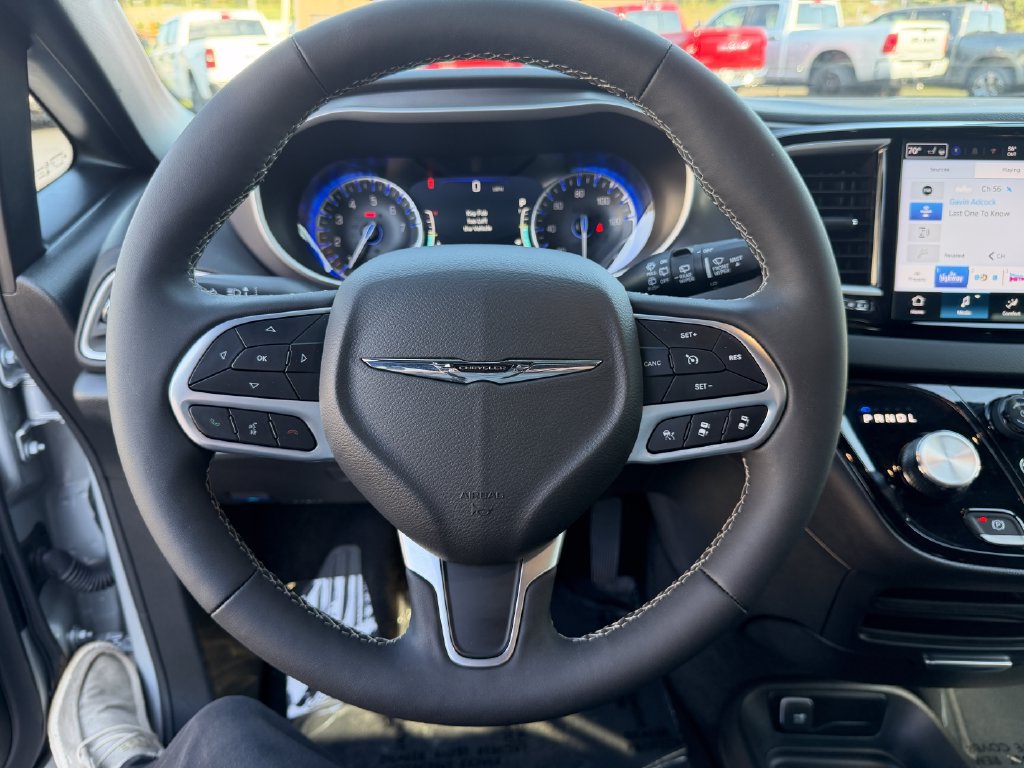 Used 2026 Chrysler Pacifica Select FWD image 24