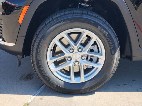 New 2025 Jeep Grand Cherokee L Laredo image 11