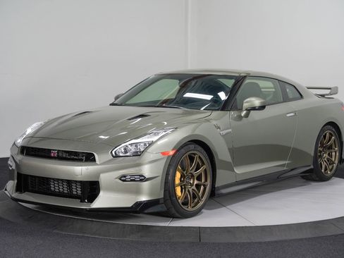 Used 2024 Nissan GT-R T-spec Dual-clutch 6-Speed Tra w/ Floor Mat Package image 6