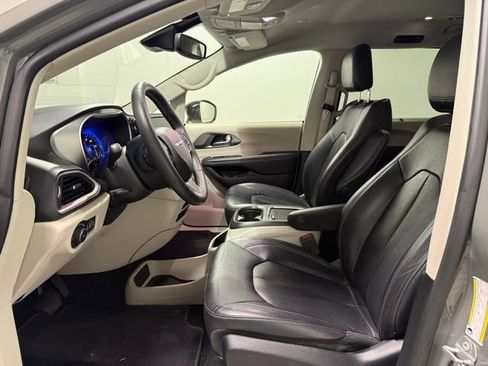 Used 2022 Chrysler Pacifica Touring-L FWD image 14