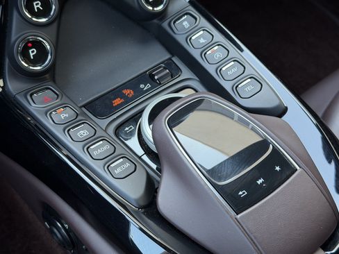 Used 2023 Aston Martin V8 Vantage Roadster RWD image 32