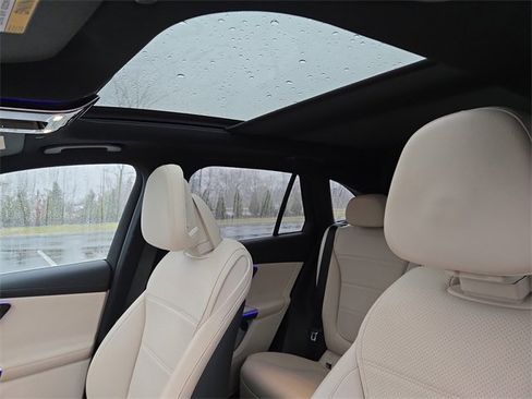 Used 2023 Mercedes-Benz GLC 300 4MATIC image 25