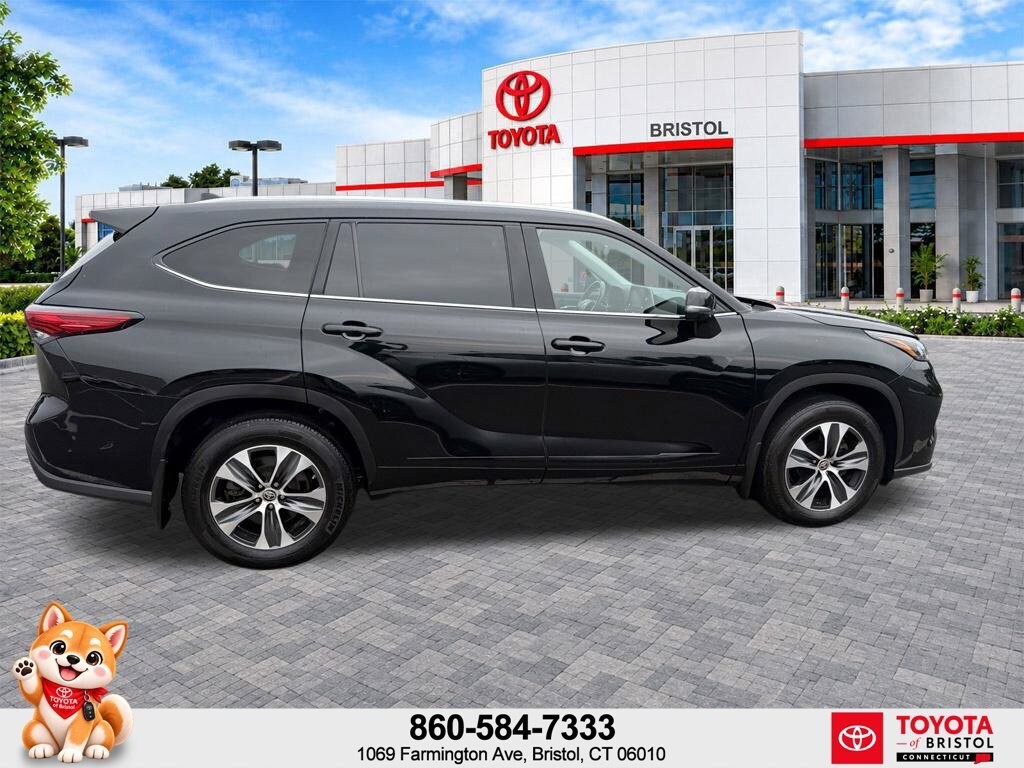 Used 2022 Toyota Highlander XLE AWD/4WD image 8