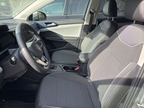 Certified 2024 Volkswagen Taos SE image 7