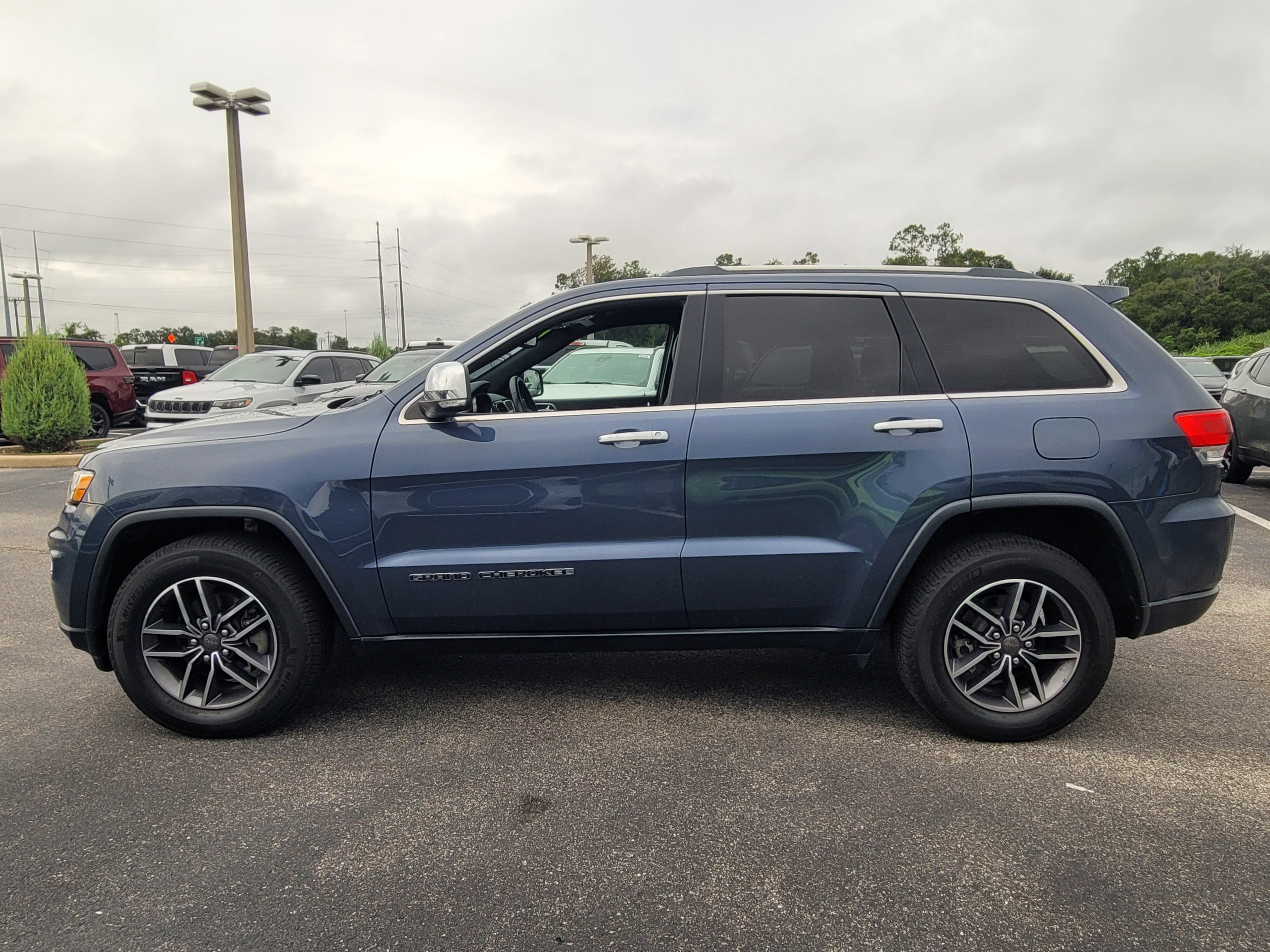 Used 2019 Jeep Grand Cherokee Limited AWD/4WD image 7