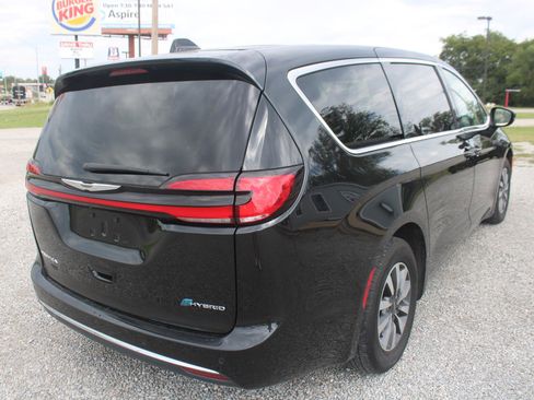 Used 2023 Chrysler Pacifica Touring-L image 7