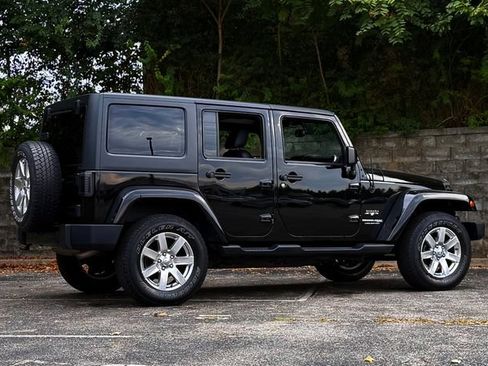 Used 2018 Jeep Wrangler Unlimited Sahara w/ Connectivity Group AWD/4WD image 5