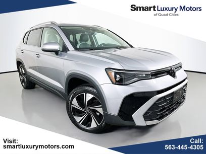 Used 2025 Volkswagen Taos SE w/ Panoramic Sunroof Package