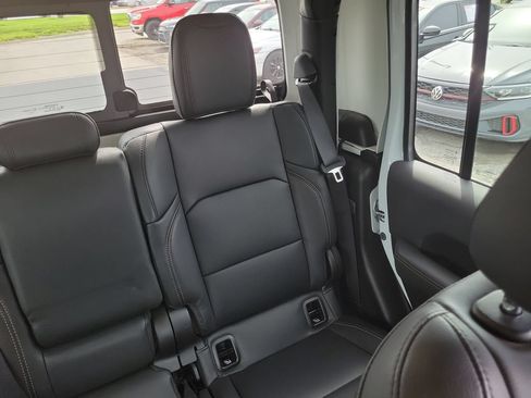 Used 2025 Jeep Gladiator Sport AWD/4WD image 12