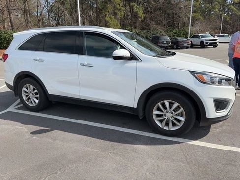 Used 2017 Kia Sorento LX w/ LX Convenience Package image 5