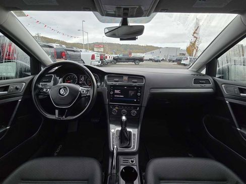 Used 2018 Volkswagen Golf SE image 15