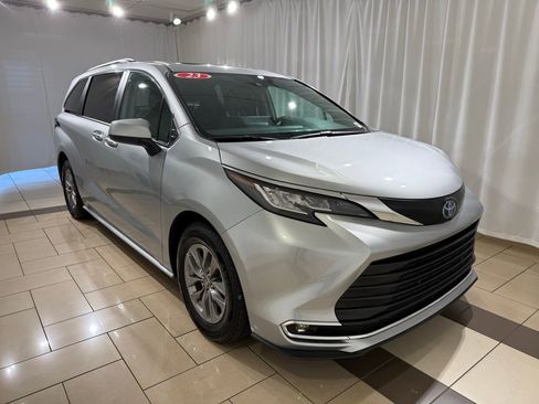 Used 2023 Toyota Sienna XLE image 7