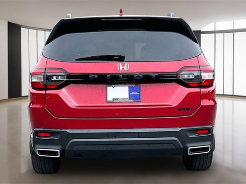 Used 2025 Honda Pilot Sport image 5