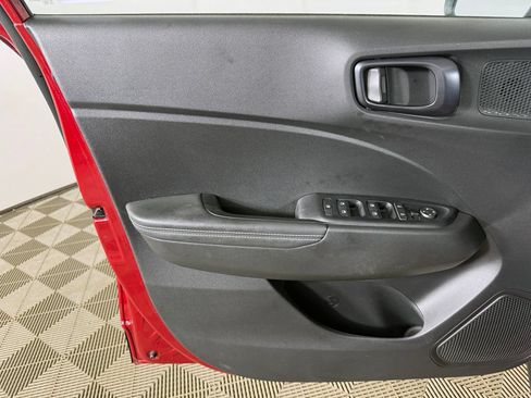 Certified 2025 Hyundai Venue Limited FWD image 19