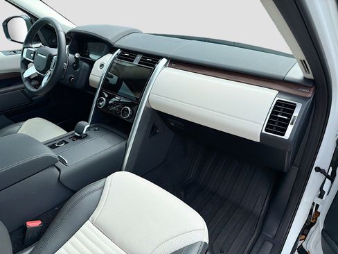 Certified 2025 Land Rover Discovery Dynamic SE AWD/4WD image 13