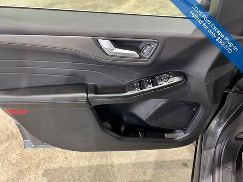 Used 2025 Ford Escape SE w/ Class II Trailer Tow Package image 10