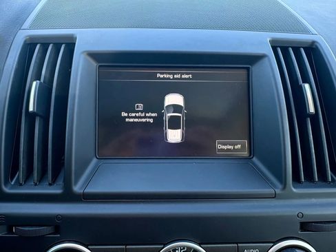 Used 2015 Land Rover LR2 image 32