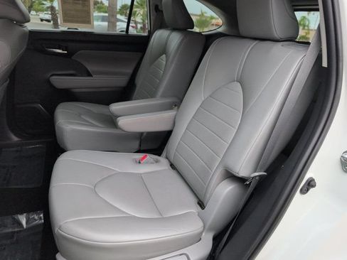 Used 2020 Toyota Highlander XLE AWD/4WD image 31