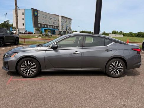 Used 2023 Nissan Altima 2.5 SV FWD image 3