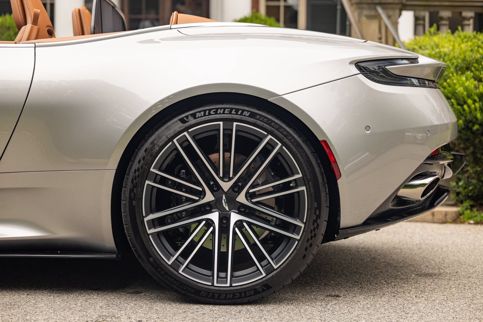 Used 2024 Aston Martin DB12 Convertible RWD image 28