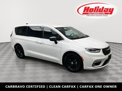 Used 2025 Chrysler Pacifica Select