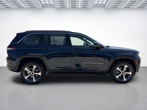 New 2026 Jeep Grand Cherokee Limited RWD image 2