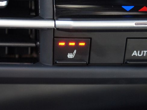 Used 2025 Toyota Sienna XLE Woodland Edition image 8