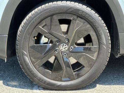 Certified 2026 Volkswagen Taos SE FWD image 26