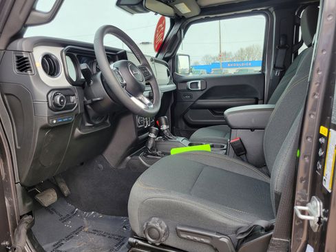 Used 2025 Jeep Wrangler Unlimited Sahara image 7