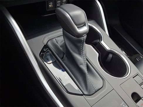 Used 2023 Toyota Highlander XLE image 8