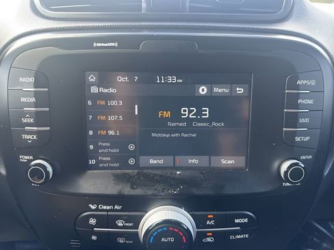 Used 2019 Kia Soul + image 16